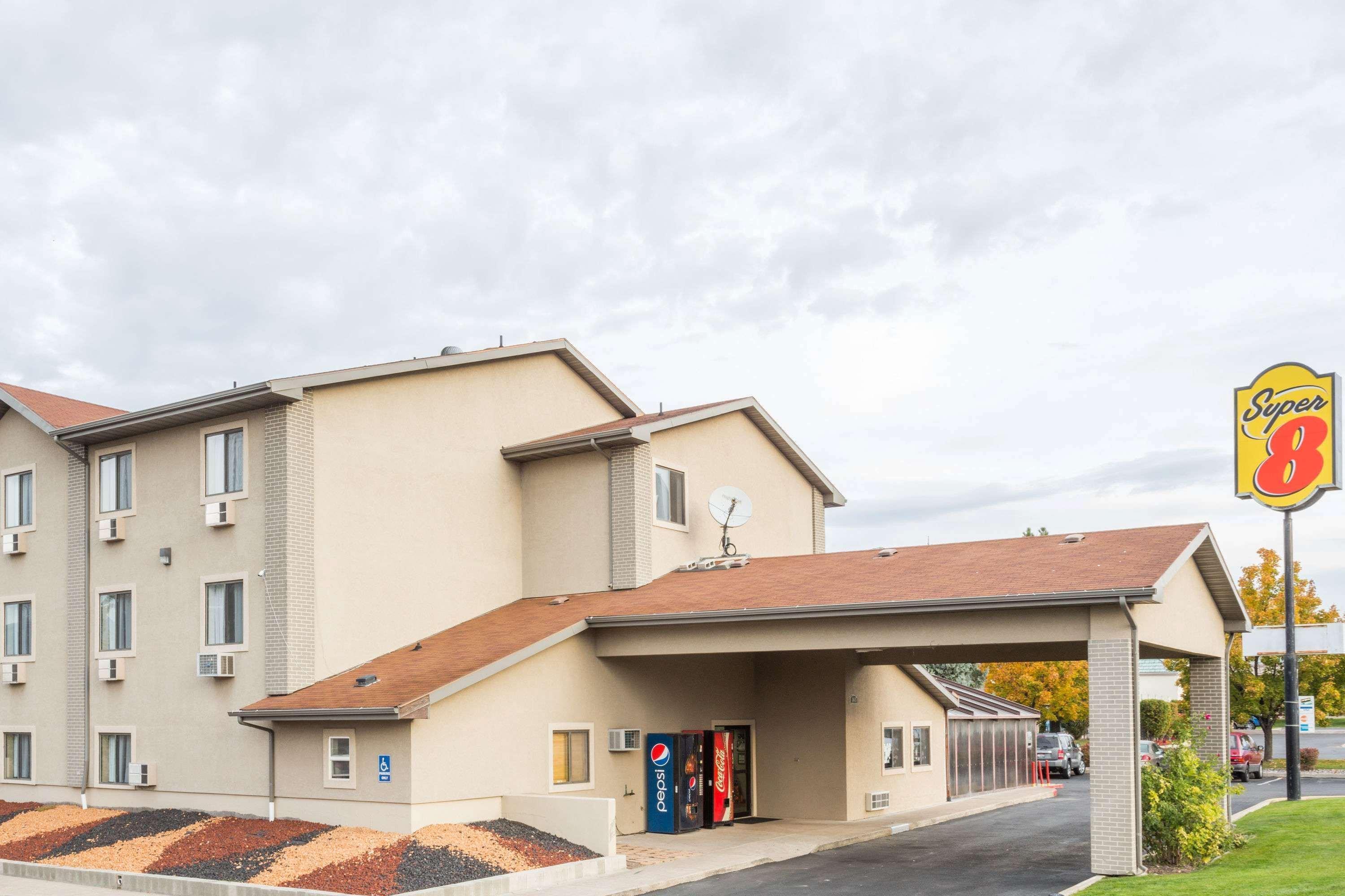 Super 8 By Wyndham Logan Hotel Exterior photo