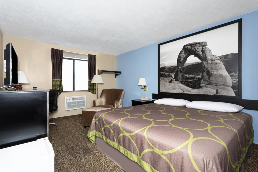Super 8 By Wyndham Logan Hotel Exterior photo